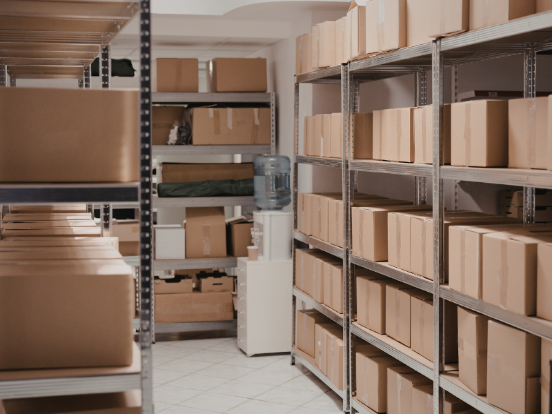So sánh các loại kệ lưu trữ phổ biến: Loại nào tốt nhất cho doanh nghiệp của bạn?