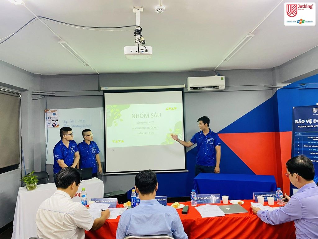 Học viên thuyết trình dự án trước hội đồng, minh họa quá trình rèn luyện kỹ năng thực hành và chuẩn bị cho yêu cầu nghề nghiệp.